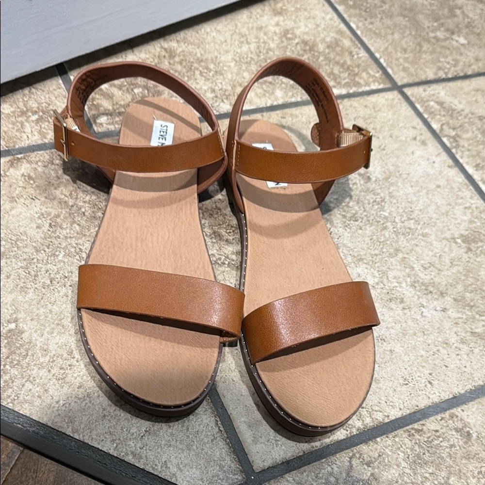 Steve Madden Tan Sandals Minimalist Design